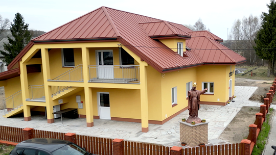 Nowe domy w parafii Trzęsiny