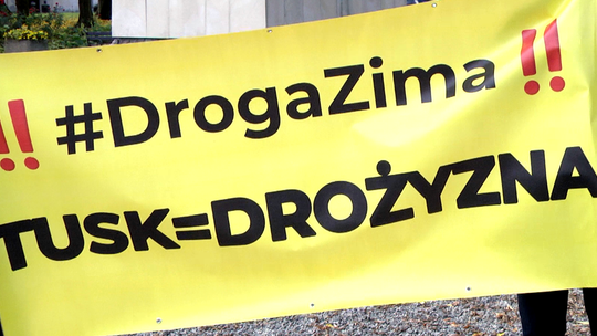 Konferencja prasowa PiS przed Pałacem Zamoyskich. Tematem – drożyzna i wysokie koszty ogrzewania!