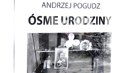 „Ósme urodziny” – poruszająca wystawa o miłości, chorobie i stracie