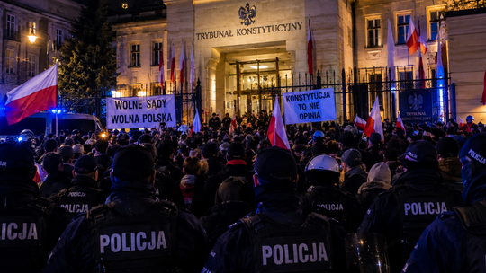 Zamach stanu czy legalne przejęcie Trybunału Konstytucjonalnego? Gorąca atmosfera na polskiej scenie politycznej!