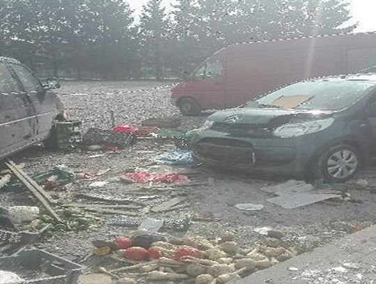 87 LATEK POMYLIŁ HAMULEC Z GAZEM I WJECHAŁ W LUDZI NA TARGOWISKU