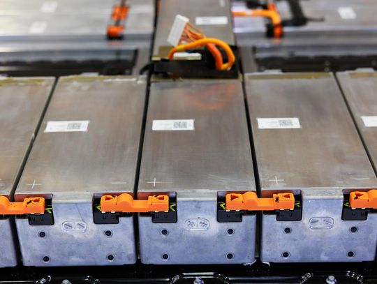 Baterie trakcyjne w logistyce: 5 zasad konserwacji wydłużających ich życie