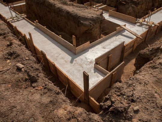 Beton w praktyce – co każdy inwestor powinien wiedzieć przed rozpoczęciem budowy?