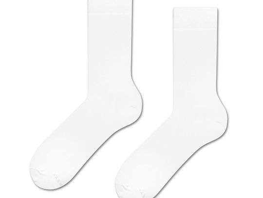 Białe i czarne skarpetki – nie może ich zabraknąć w Twojej szafie