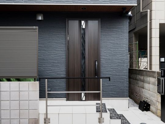 Dlaczego drzwi zewnętrzne aluminiowe są dobrym wyborem dla energooszczędnych budynków?