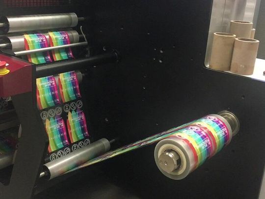 Etykiety samoprzylepne wielowarstwowe - rodzaje, zastosowanie i metody druku