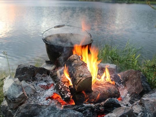 Jak gotować potrawy w kociołku na ognisko, aby ich nie przypalić?
