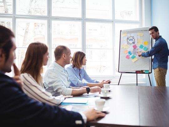 Jak szkolenia SMED skracają czas przezbrojenia maszyn?