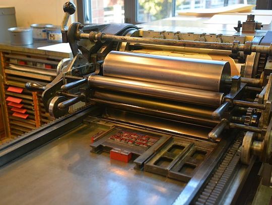 Jak wybrać drukarnię do wydruków firmowych?