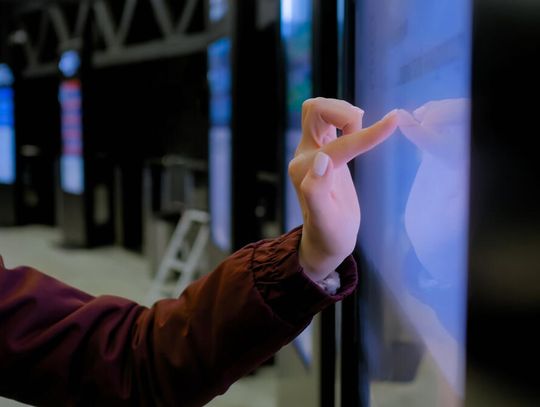 Jak wybrać i zastosować totem multimedialny w komunikacji wizualnej?