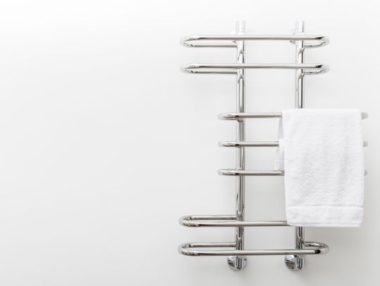 Jak wybrać idealne wieszaki łazienkowe dla optymalnej organizacji?