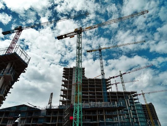 Jak wybrać najlepszą wypożyczalnię sprzętu budowlanego: przewodnik po kluczowych aspektach