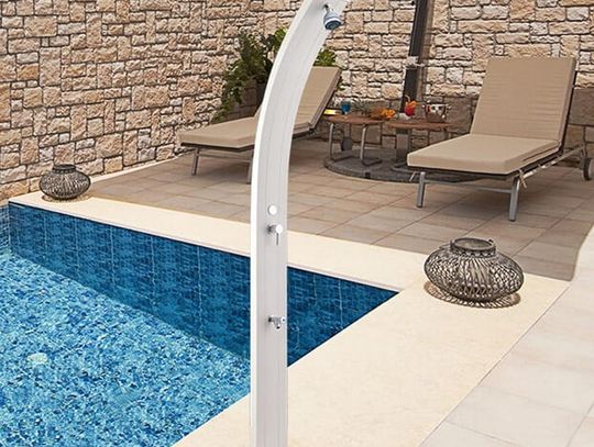 Jak zaaranżować kącik z basenem dopasowując nowoczesne prysznice i leżaki ogrodowe?