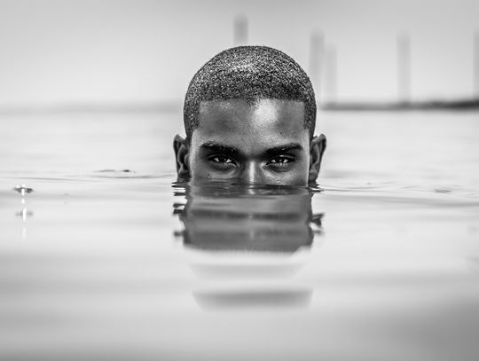 Jakie korzyści niesie ze sobą nauka pływania dla dzieci i dorosłych?