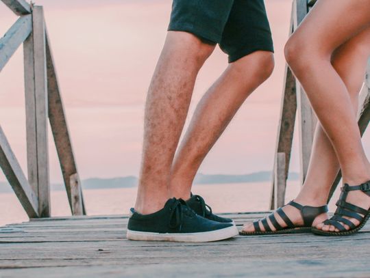 Klapki skórzane na koturnie – poznaj ten hit lata!