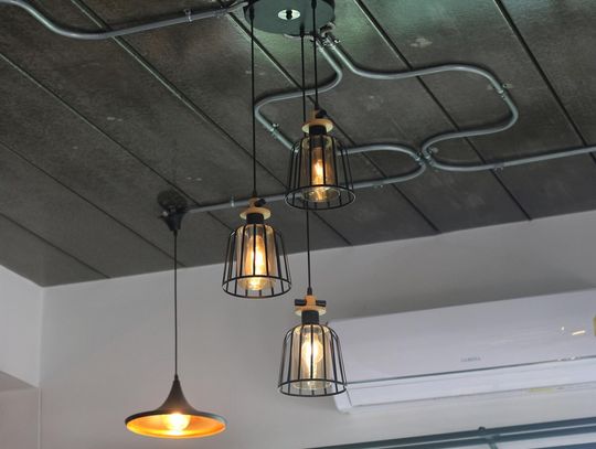 Lampa sufitowa w stylu loft ? na co zwrócić uwagę przy wyborze