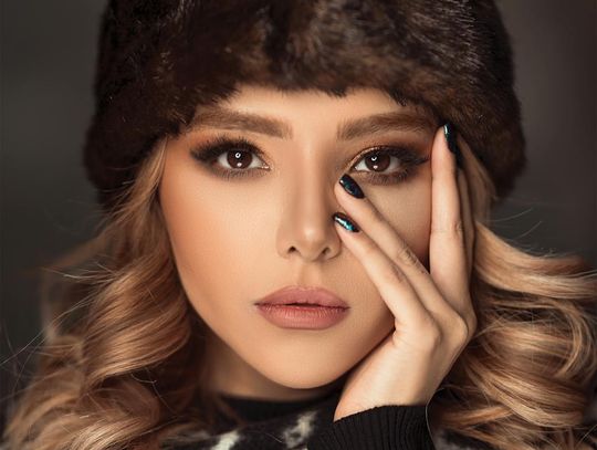 Modne futra damskie 2025 – jakie trendy podbiją świat mody?