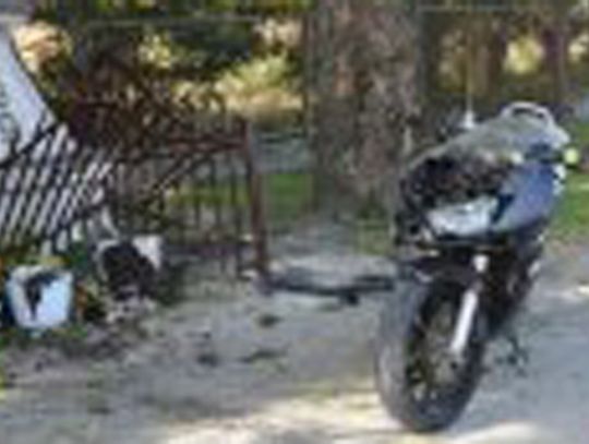 Motocyklista uderzył w ogrodzenie kapliczki