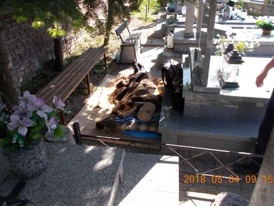 Na zamojskim cmentarzu "zamieszkał" bezdomny