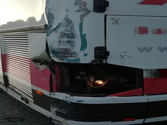 NIE ZAUWAŻYŁ W PORĘ STOJĄCEGO NA POBOCZU AUTOBUSU