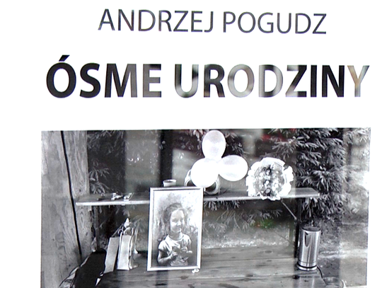„Ósme urodziny” – poruszająca wystawa o miłości, chorobie i stracie