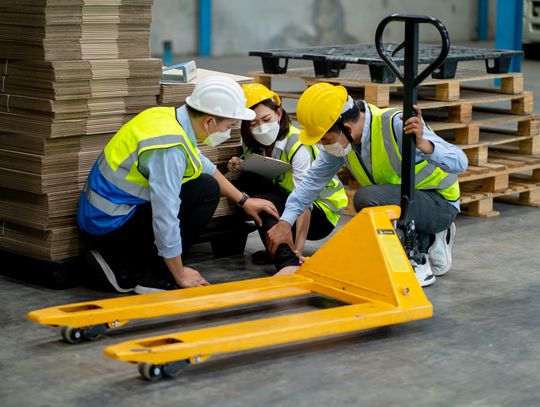 Paleciak ręczny vs. wózek widłowy: Kiedy warto postawić na ręczne rozwiązania?