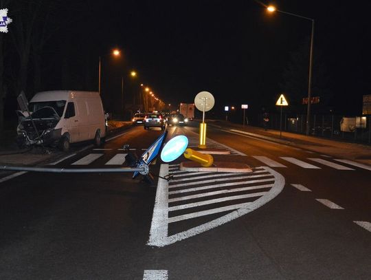 Płoskie: Zasnął za kierownicą i uderzył w latarnie