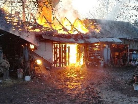 Policjanci ocalili sprzęt rolniczy z płonącego budynku i pomogli w gaszeniu pożaru