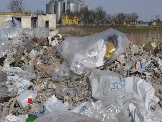  Policjanci wyjaśniają sprawę nielegalnego składowiska odpadów