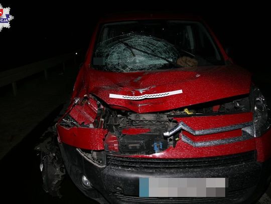 POTRĄCENIE DWÓJKI PIESZYCH W DYSIE. KOBIETA ZMARŁA W SZPITALU