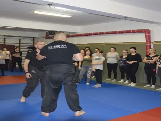 RUSZA KOLEJNA EDYCJA POLICYJNEGO KURSU SAMOOBRONY DLA KOBIET „BEZPIECZNA KOBIETA”