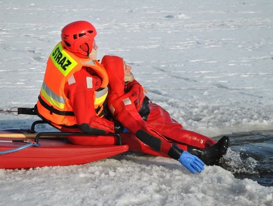 Strażacy apelują: "Warstwa lodu jest jeszcze niewielka, uważajcie na dzikich lodowiskach!"