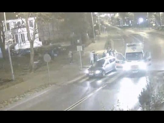 [VIDEO] Wbiegła wprost pod jadący samochód