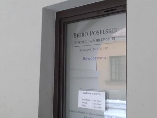 [VIDEO] Zamość: Okna biura poselskiego Kornelii Wróblewskiej wysmarowane kałem 
