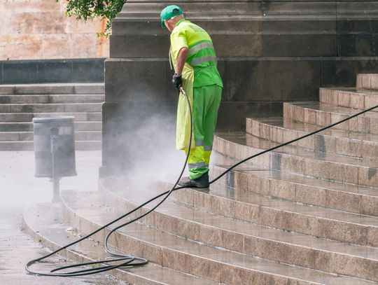 W czym profesjonalne sprzątanie wspólnot podnosi standard życia mieszkańców?