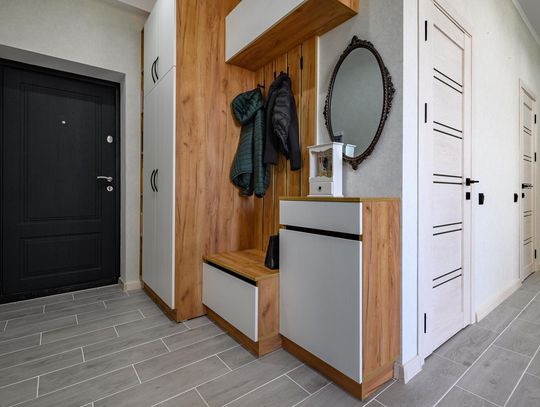 Wieszak czy stojak na ubrania ? co wybrać do małego mieszkania?