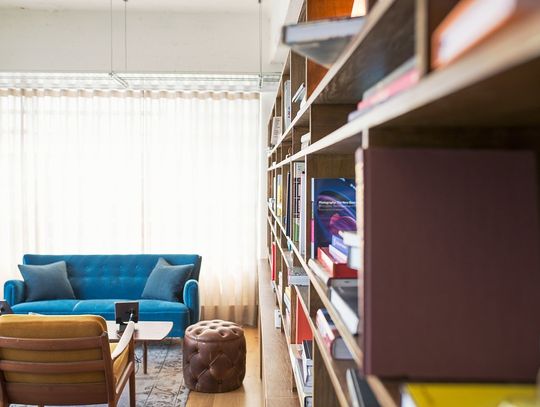 Wyraziste kolory w salonie - jak urządzić wnętrze i nie przesadzić?