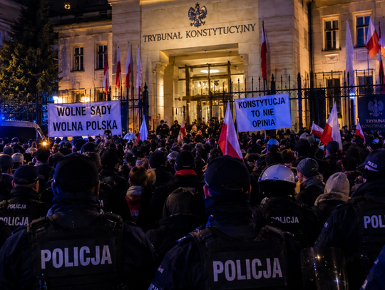 Zamach stanu czy legalne przejęcie Trybunału Konstytucjonalnego? Gorąca atmosfera na polskiej scenie politycznej!