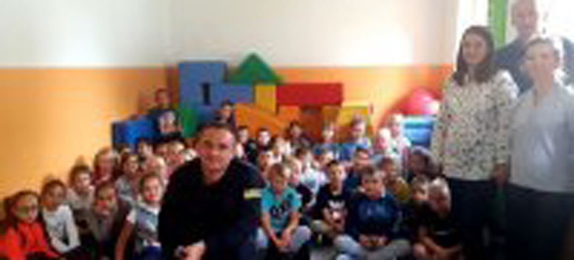  Karlos i policjanci odwiedzili tomaszowskie szkoły