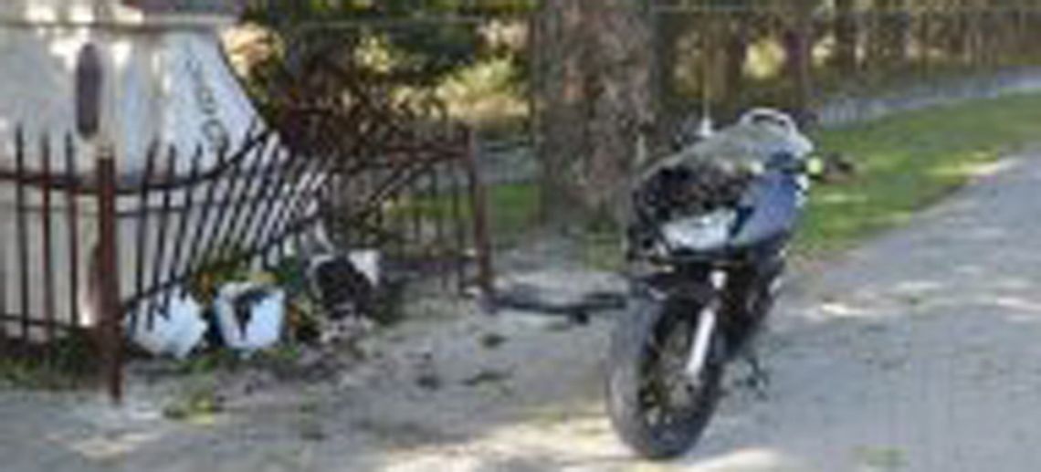 Motocyklista uderzył w ogrodzenie kapliczki