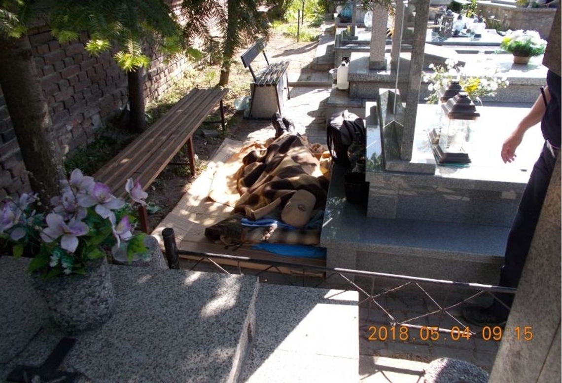 Na zamojskim cmentarzu "zamieszkał" bezdomny