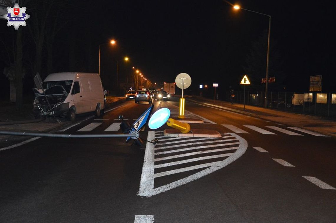 Płoskie: Zasnął za kierownicą i uderzył w latarnie
