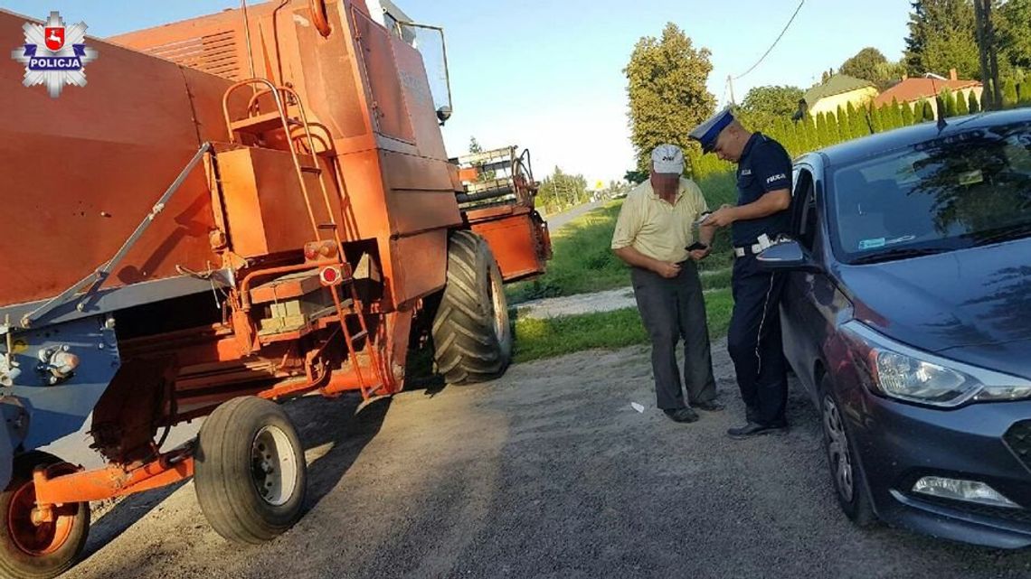 Policjanci kontrolują maszyny rolnicze