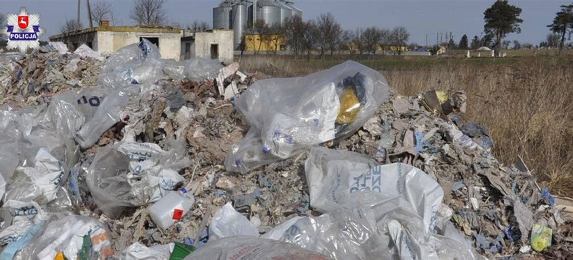  Policjanci wyjaśniają sprawę nielegalnego składowiska odpadów