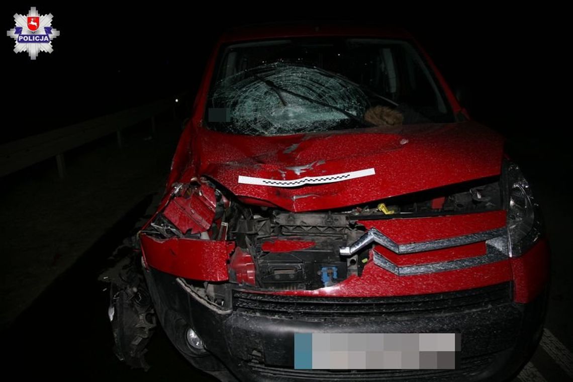 POTRĄCENIE DWÓJKI PIESZYCH W DYSIE. KOBIETA ZMARŁA W SZPITALU