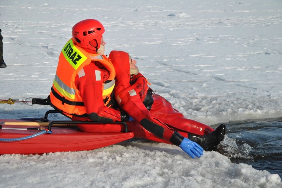 Strażacy apelują: "Warstwa lodu jest jeszcze niewielka, uważajcie na dzikich lodowiskach!"