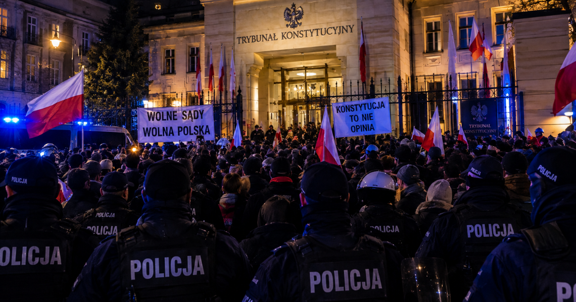 Zamach stanu czy legalne przejęcie Trybunału Konstytucjonalnego? Gorąca atmosfera na polskiej scenie politycznej! Zamach stanu czy legalne przejęcie Trybunału Konstytucjonalnego? Gorąca atmosfera na polskiej scenie politycznej!