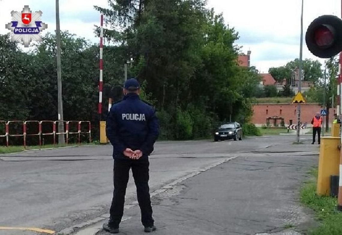 Zamość: Bezpieczne przejazdy kolejowe - wspólne działania policji i SOK